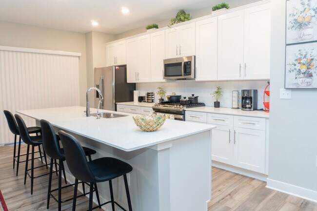 Building Photo - Luxurious 4BR Townhome in Carmel