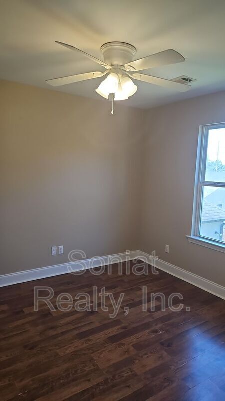 Building Photo - 2251 W Robert E Lee Blvd