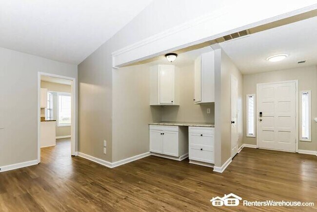 Building Photo - Super Large Ranch with two fireplaces