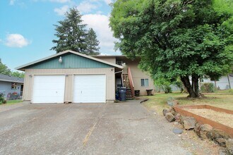 Building Photo - 13323-13325 Clairmont Way