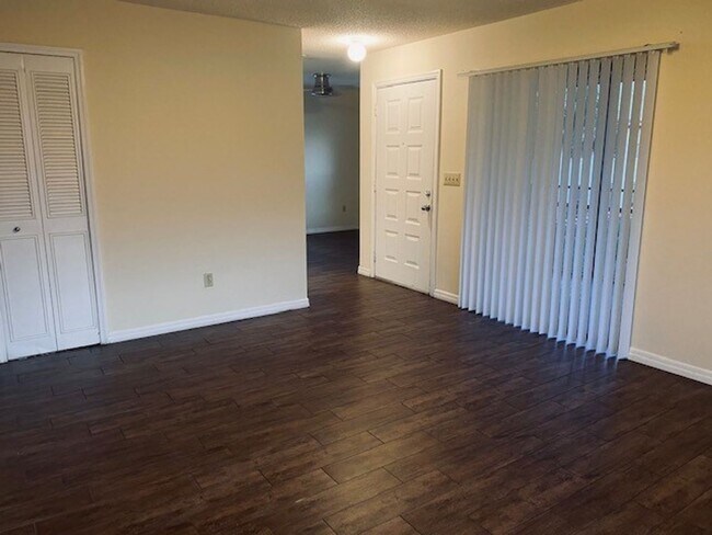 Building Photo - 1604 Sunside Square
