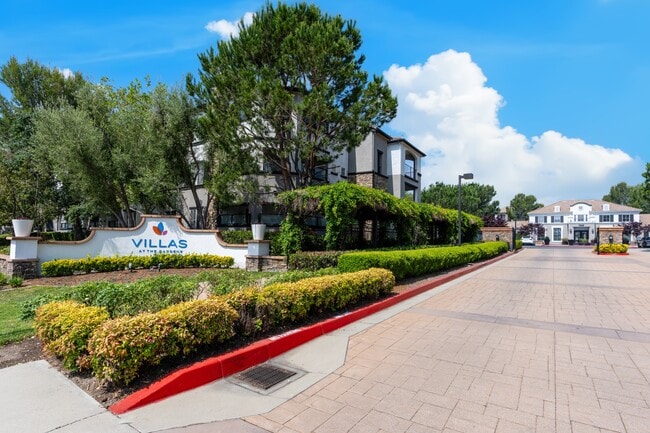 Entrada y señalización de la comunidad cerrada en Villas at the Gardens Apartments - Villas at the Gardens