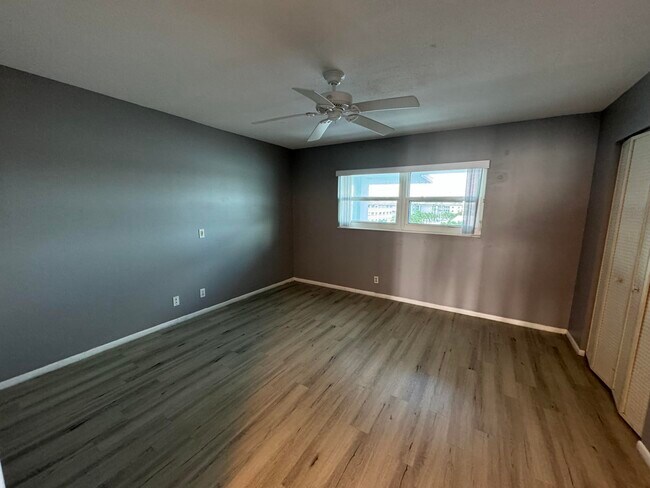Foto del edificio - 100 Shore Ct