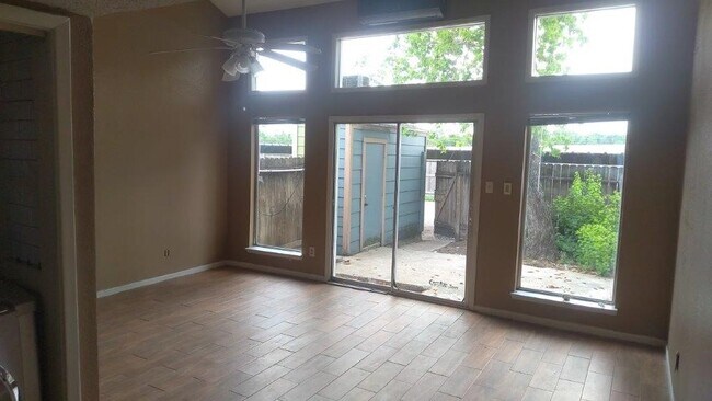 Foto del edificio - 2429 Miramar Ct