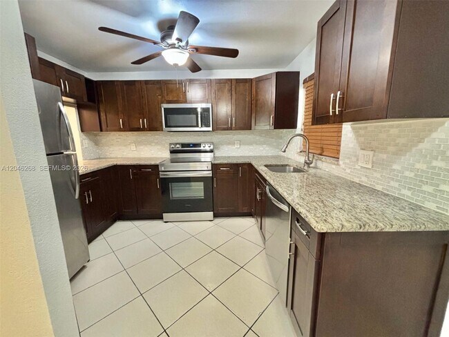 Building Photo - 9411 Evergreen Pl