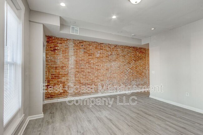 Building Photo - 2503 Francis St