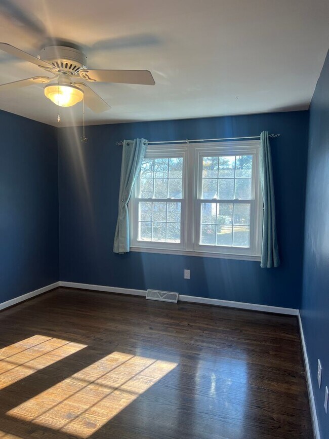 Foto del edificio - 4 Bedroom with fenced in yard!