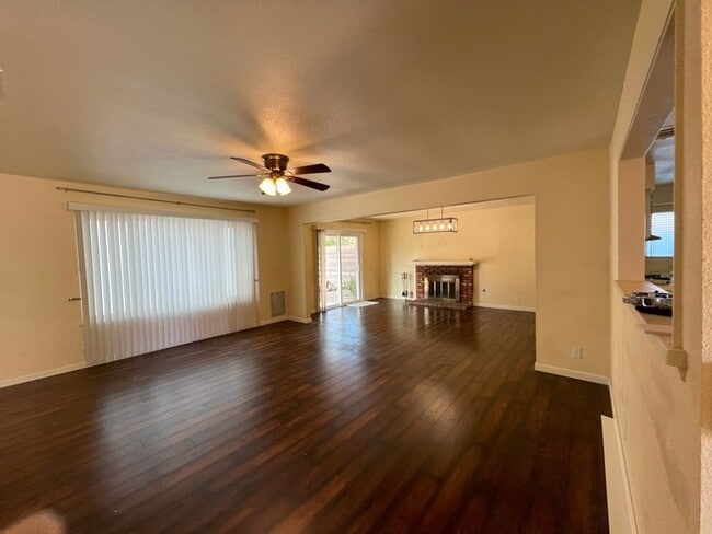 Foto del edificio - Bright and Sunny 3 bedroom home in North E...