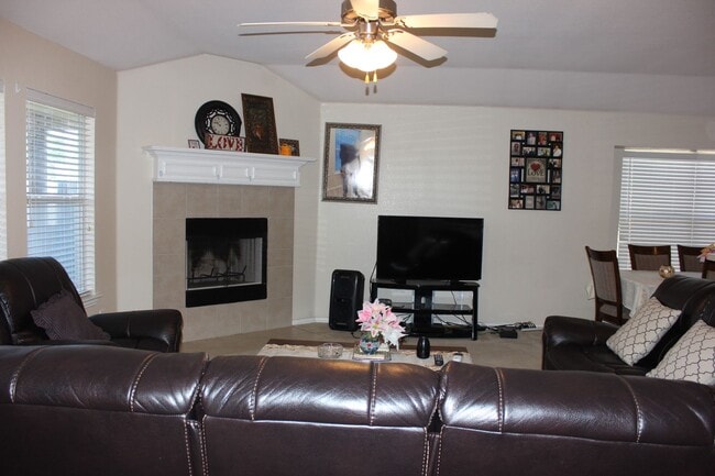 Foto del edificio - Well Maintained 4/2/2 Home Nestled on Corn...