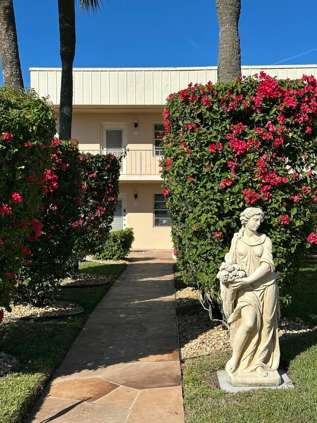 Building Photo - 313 Normandy Ln