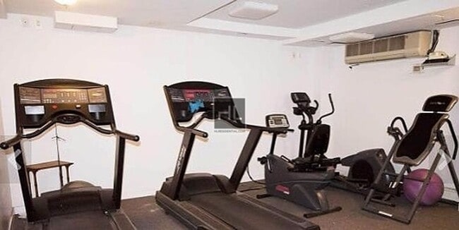 Building Photo - METROPOLITAN AVENUE