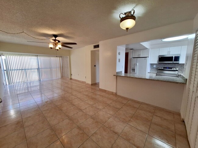 Building Photo - 8889 Fontainebleau Blvd