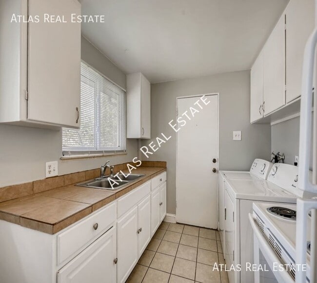 Building Photo - Beautiful 2 bedroom one bath apartment. Av...