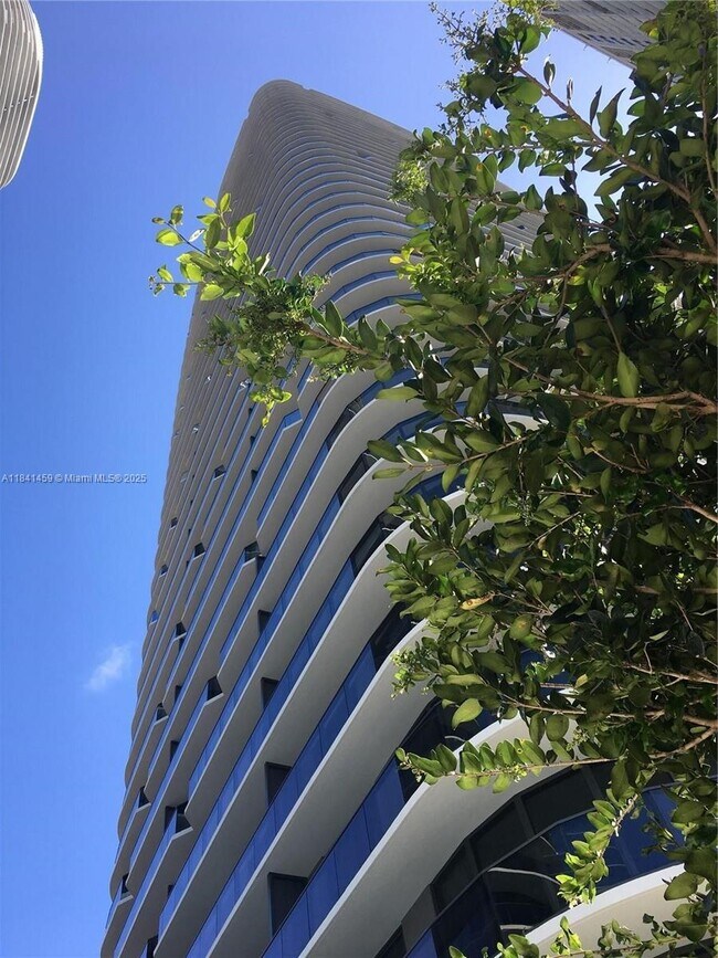 Foto del edificio - 45 SW 9th St