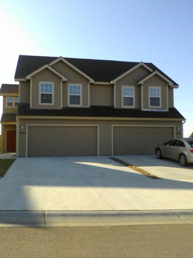Building Photo - 2731-2733 Elm Creek Dr