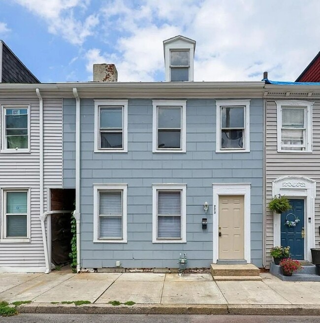 Building Photo - 223 Walnut St