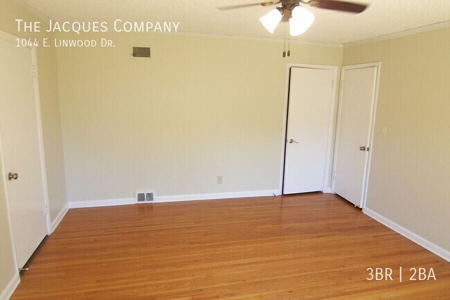 Foto del edificio - 1044 E Linwood Dr