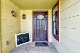 Building Photo - 9826 Briar Ridge Dr
