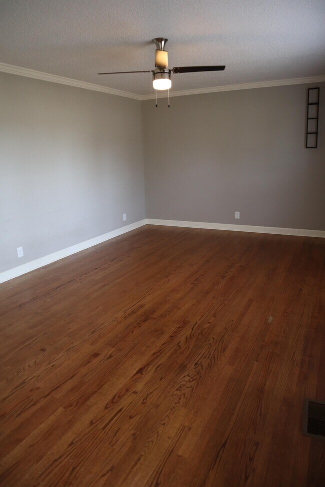 Building Photo - 105 Wildwood Dr