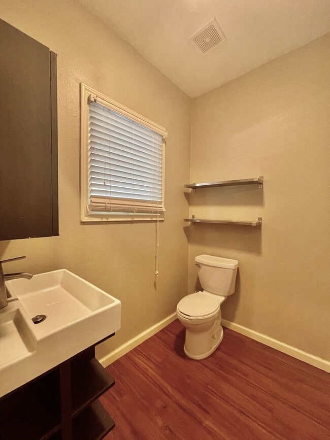 Foto del edificio - 333 W Hutchison St