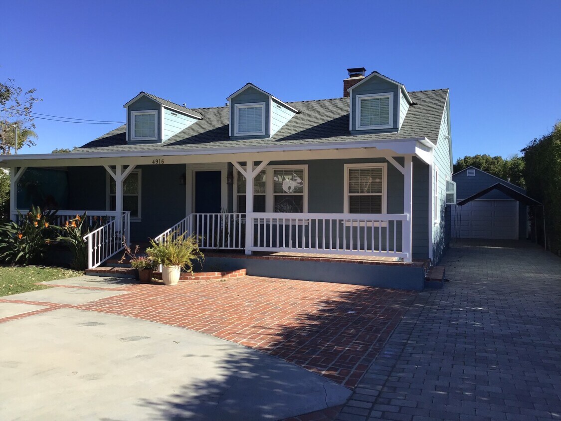 Gated entry, half circle drive - 4916 Fulton Ave