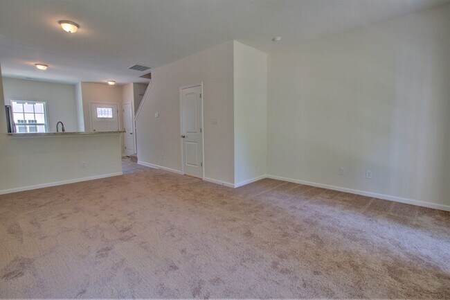 Building Photo - 2 BR/ 2.5 Bath Townhome located in The Tow...