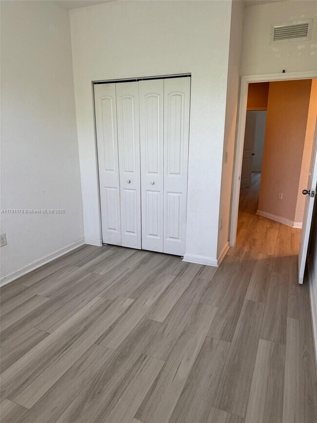 Foto del edificio - 283-283 SW 7th Ct