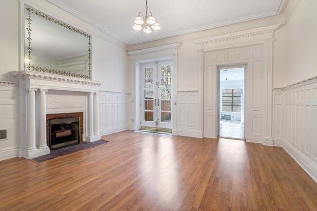 Foto del edificio - Townhouse Parlor Floor Duplex w/ 15' ceil's