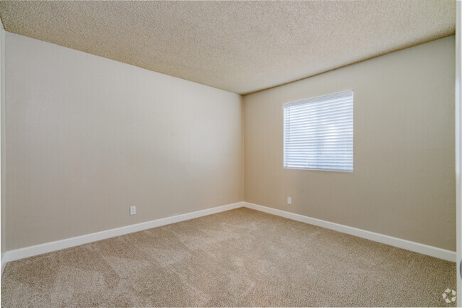 2BR, 1BA - 860 SF - Bedroom - Auburn Creek Apartments
