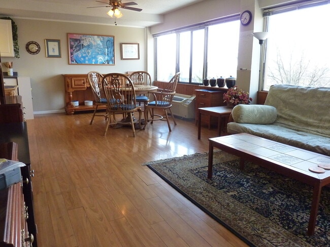 Foto del edificio - 1BR/1BA Penthouse Condo | University Tower...