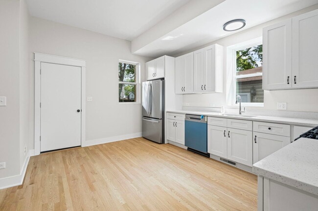 Building Photo - 6445 S Rhodes Ave