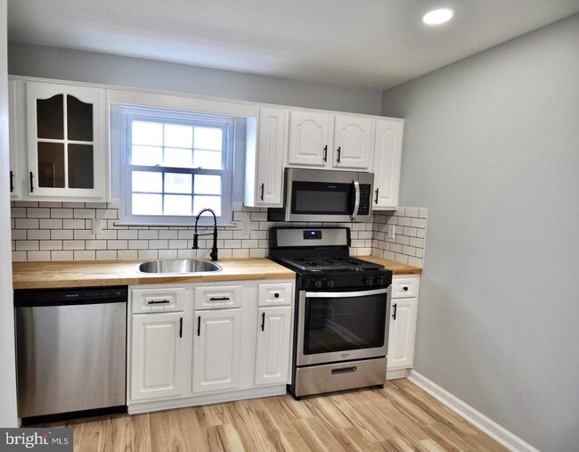 Building Photo - 104 Sandstone Ct