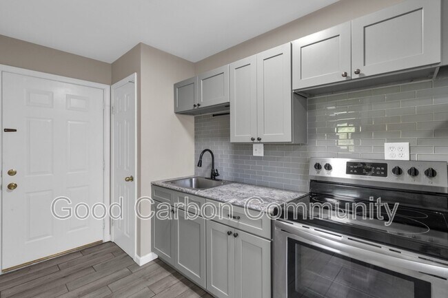 Foto del edificio - 334 Harris Hill Rd
