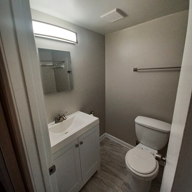 Foto del edificio - 3832 Bel Pre Rd