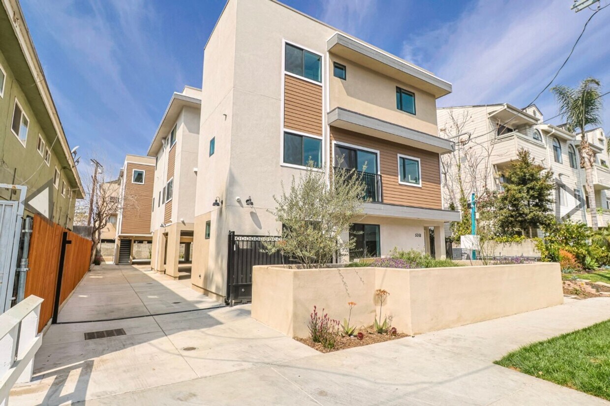 Foto principal - Luxury new construction 4 bed/4 bath in a ...