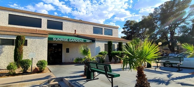 Entrada principal - Sunrise Gardens 55+ Senior Apartments