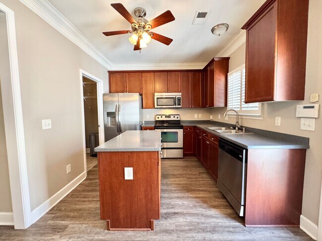 Foto del edificio - 3 Bed, 2.5 Bath Townhome w/ 2 Car Garage