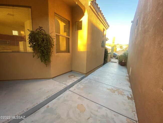 Building Photo - 5109 N Pinnacle Point Dr