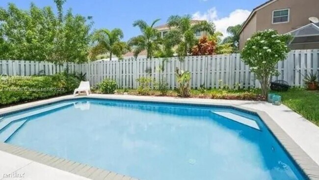 Building Photo - 4 br, 2.5 bath House - 582 Carrington Ln