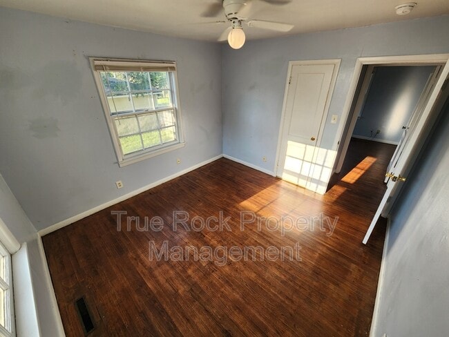 Building Photo - 1009 Hillside Dr