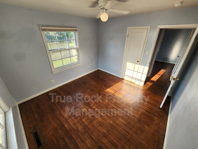 Foto del edificio - 1009 Hillside Dr