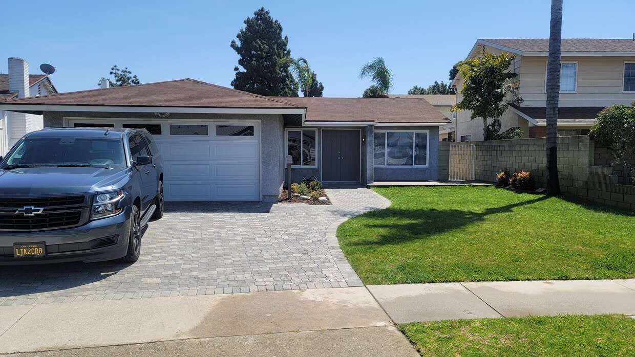 Front of house, with paver driveway and front yard patio deck located on a Cul-da-sac street - 1508 Rutgers Pl
