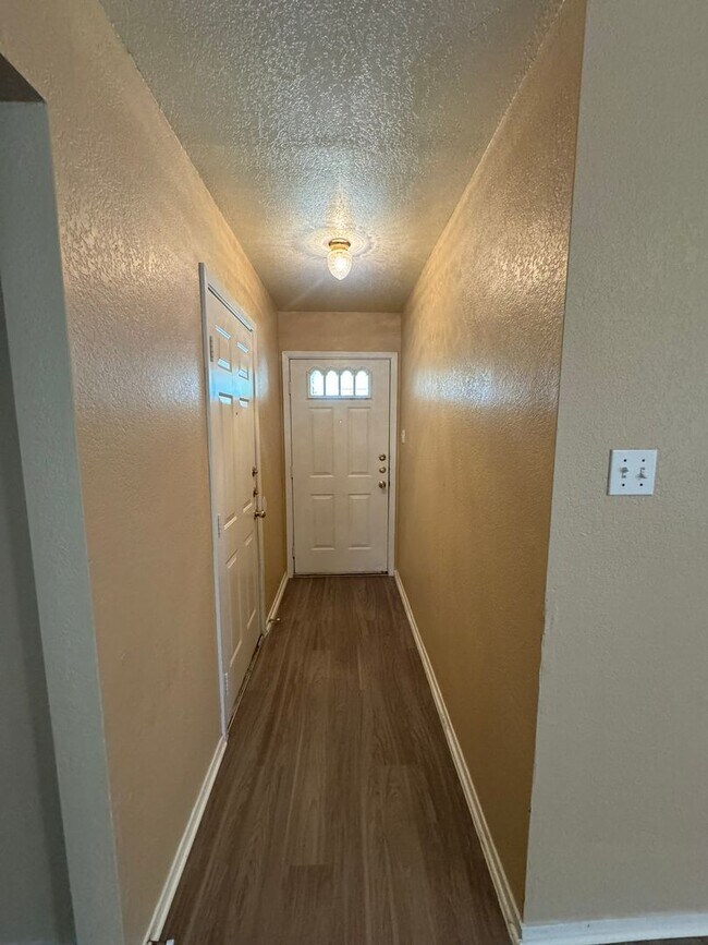Building Photo - New Flooring and Paint