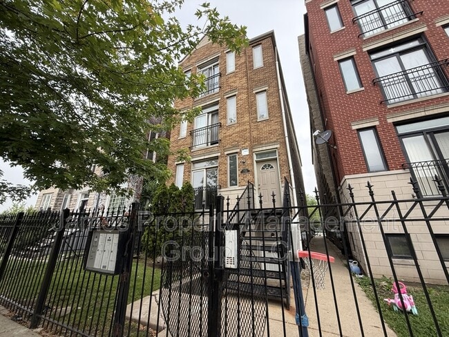 Building Photo - 3112 W Monroe St