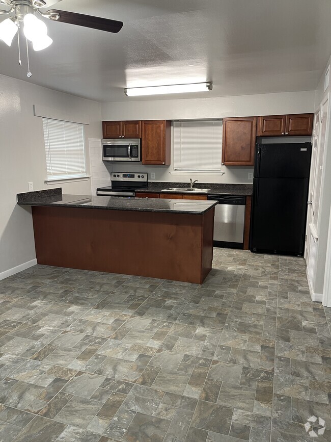 Building Photo - 2525 Annunciation St