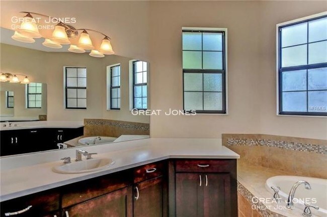Building Photo - 4 bedroom in Lady Lake FL 32159