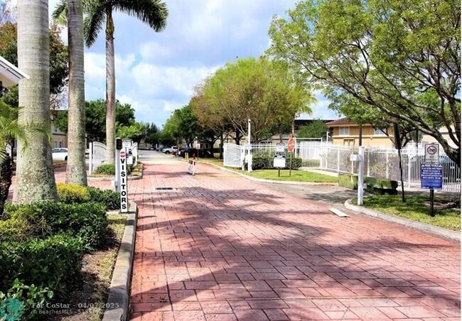 Building Photo - 1103 Golden Lakes Blvd