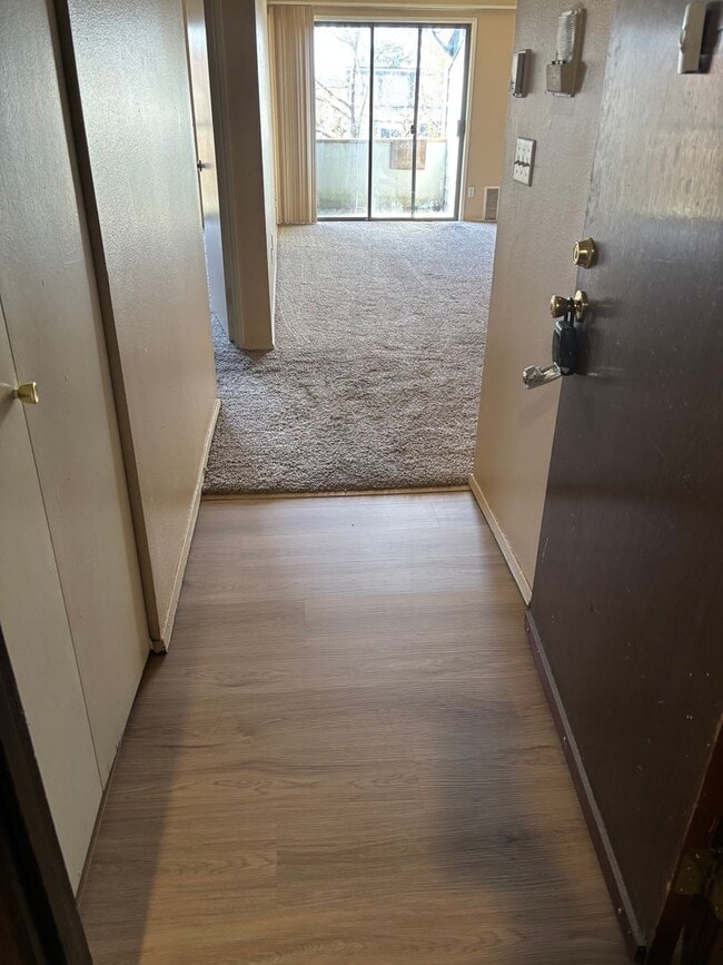 Foto del edificio - 1 Bedroom Condo close to Washington Square with seasonal outdoor pool and move in special!