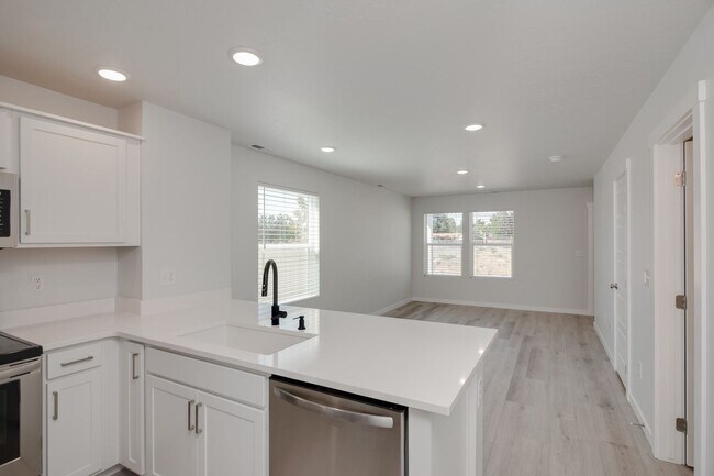 Building Photo - Beautiful 2 Bedroom Cottage Now Available!