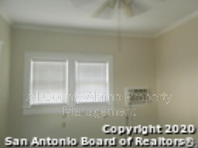 Building Photo - 410 E Evergreen St